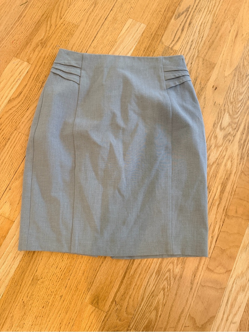 Ladies Size 4 "Express" Light Gray Pleated Waist Pencil Skirt GUC